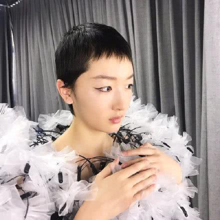 周冬雨爆料剃头视频大全,挑战自我,短发造型惊艳亮相 第3张 周冬雨爆料剃头视频大全,挑战自我,短发造型惊艳亮相 第3张